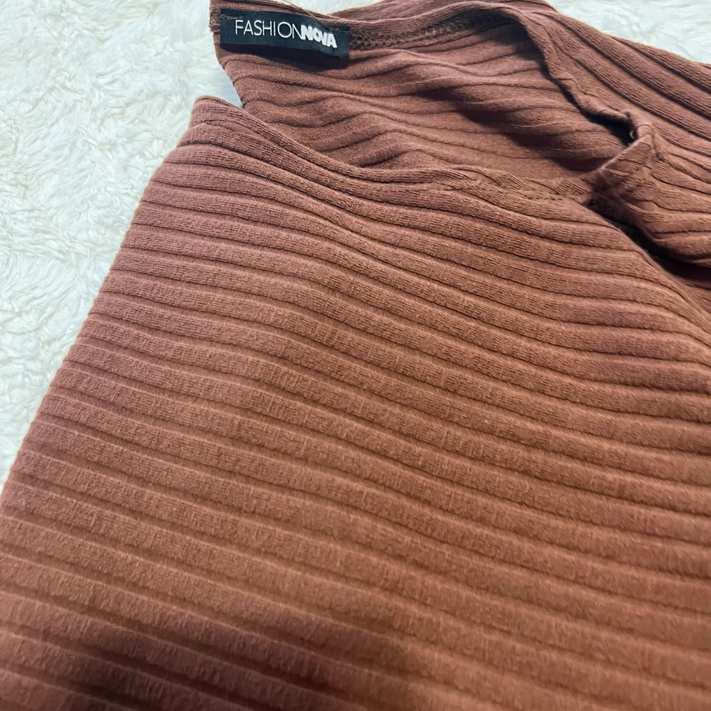 Ribbed Legging Set
Long Sleeve
Cropped
Tie Wrist Detail
Legging
Stretch